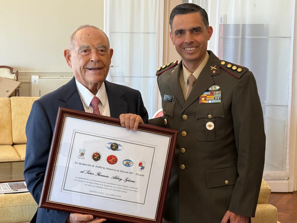 El jefe de la Agrupación de Artillería Antiaérea de Ejército 601, coronel Germán Julio González, entrega una placa de agradecimiento a Florencio Aldrey.