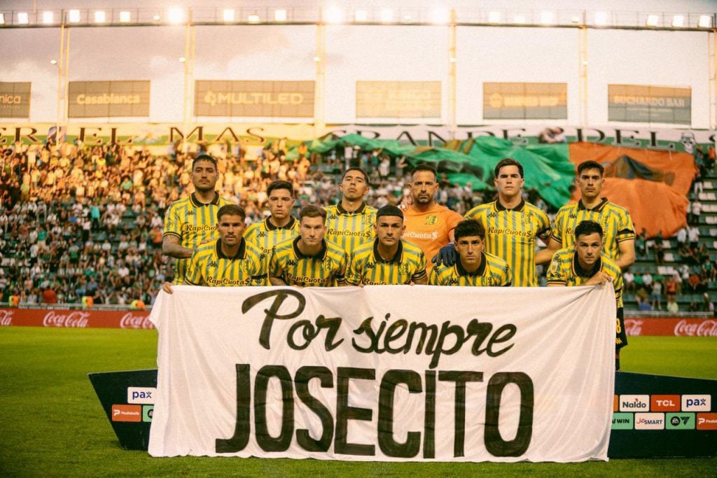 El equipo de Aldosivi recordó con una bandera a Josecito Moscuzza, un dirigente que hizo mucho por el crecimiento del club que falleció en la madrugada del miércoles al sufrir un accidente en la Autovía 2.