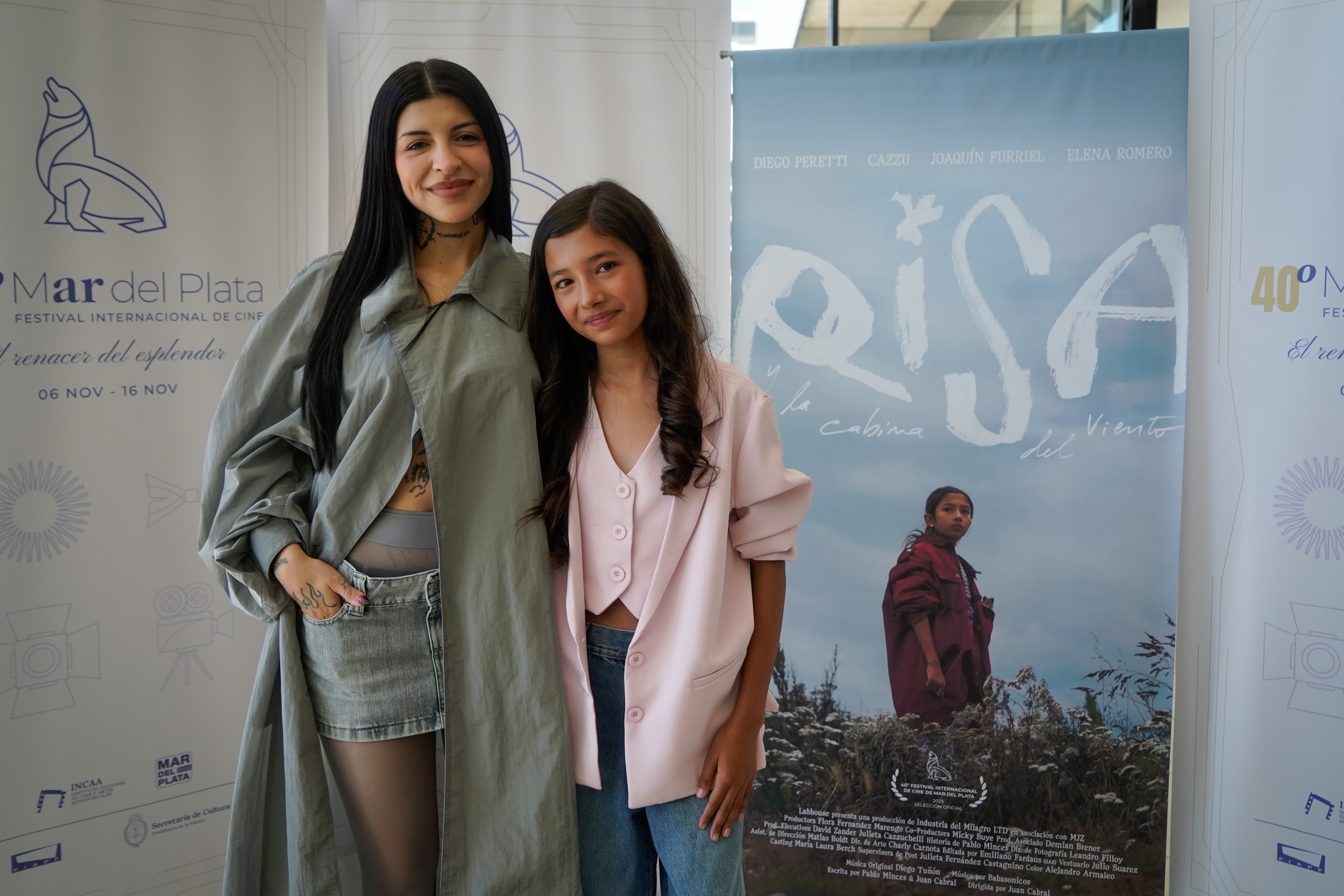 Cazzu junto a la actriz que personifica a su hija en la ficción.