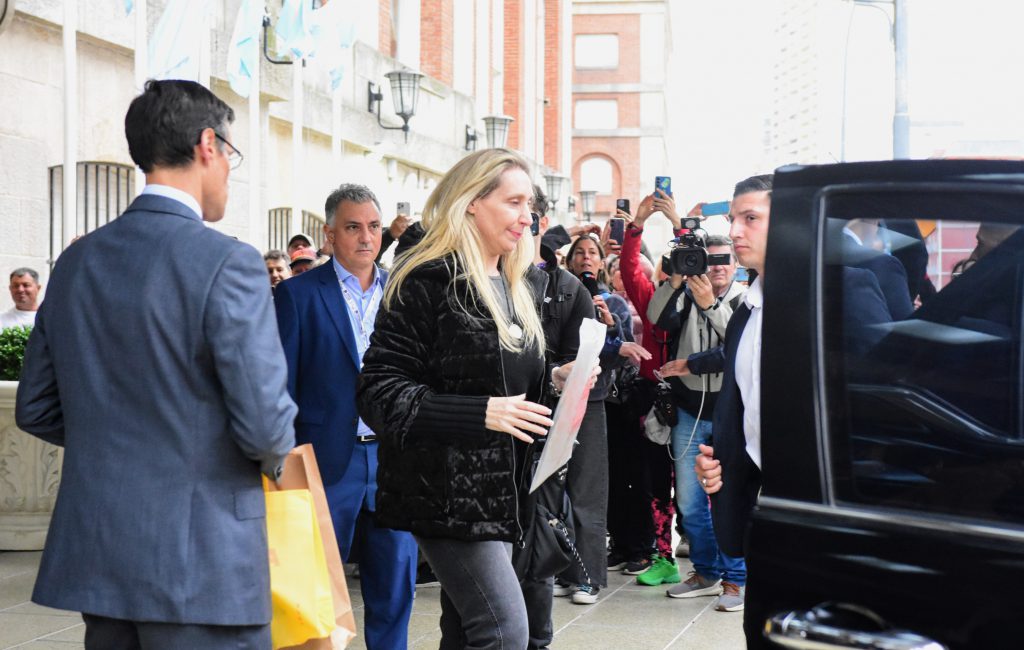 Karina Milei sale del Hotel Provincial tras el encuentro.