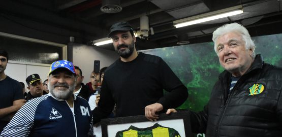 Josesito junto a su padre y Diego Maradona, cuando enfrentó a Aldosivi como entrenador de Gimnasia.