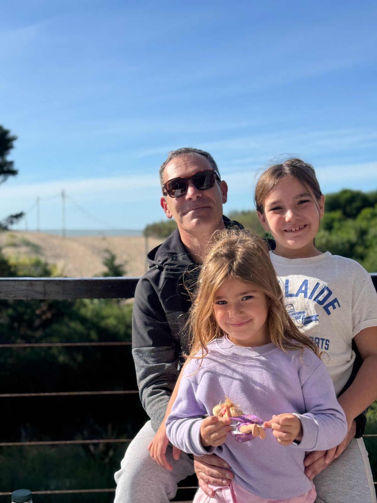 Neme junto a sus dos hijas. 