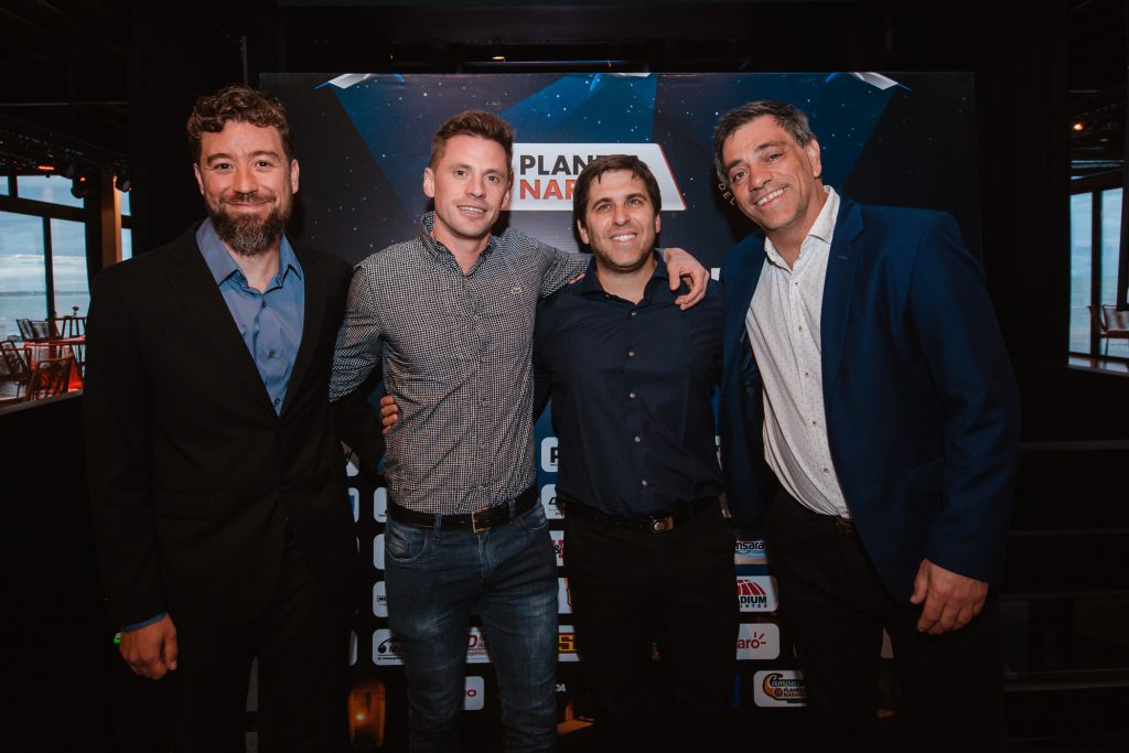 Ariel Bagaloni, Bruno Grassi e Ignacio Saraceno, de Planeta Naranja, junto a Federico Ingrassia, el animador de la fiesta.