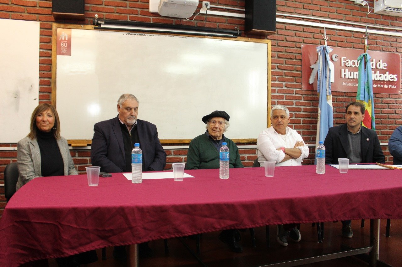 La Universidad le entregó el título Honoris Causa a Pérez Esquivel La Universidad le entregó el título Honoris Causa a Pérez Esquivel