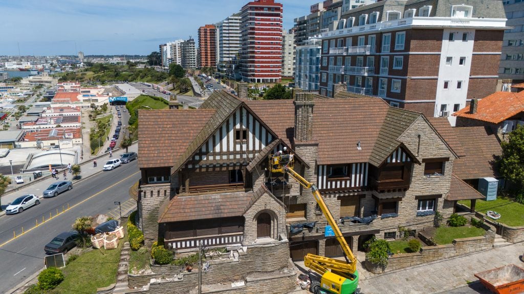 Vista aérea de la casa patrimonial donde funcionará el Museo Internacional de Surf.