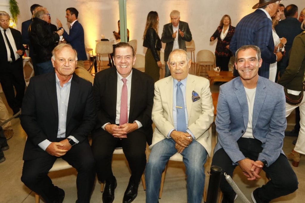 El empresario Florencio Aldrey, en un cálido pasaje de los festejos junto al intendente Agustín Neme y los exjefes comunales Guillermo Montenegro y Daniel Katz.