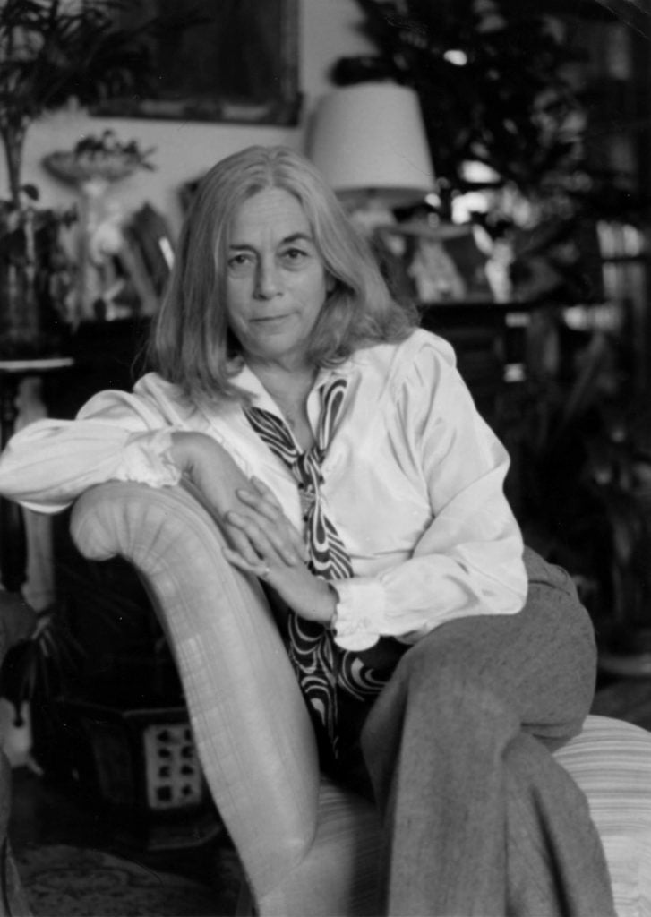 Carmen Martín Gaite, en una sesión de fotos en casa de Liliana Ferlosio. Biblioteca digital de Castilla y León.