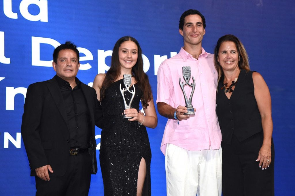Foto: www.coarg.org.ar El marplatense Matías Dell'Olio y Valentina Longo recibieron los premios en patín-skateboarding.