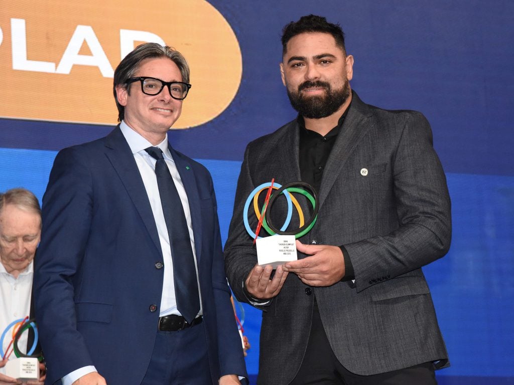 Foto: www.coarg.org.ar Ezequiel Echeveste y su gesto deportivo ejemplar en una cancha de rugby.