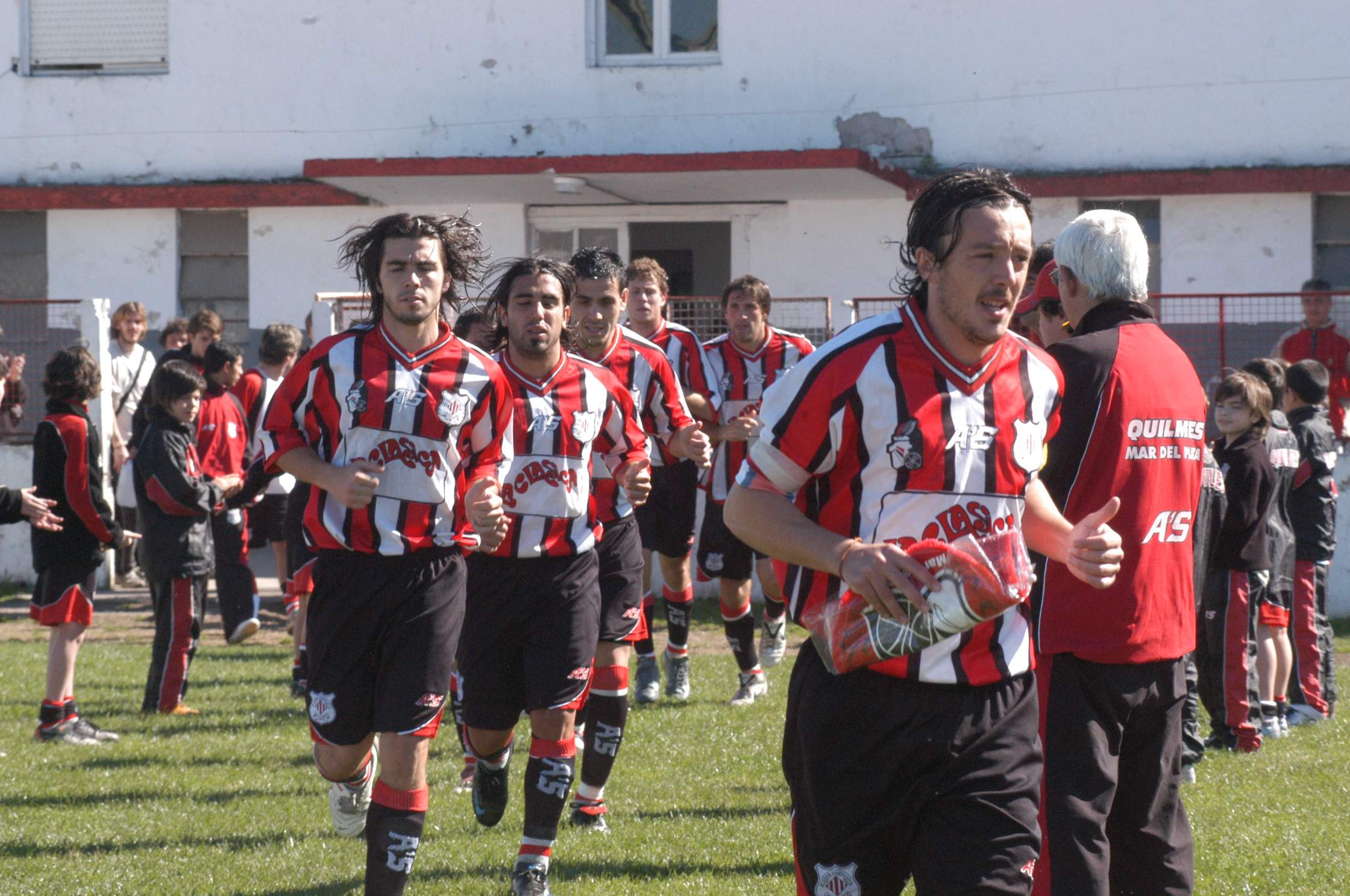 Ferrero sale a la cancha detrás de Matteo y Cristian Casas. Toda una vida en Quilmes.