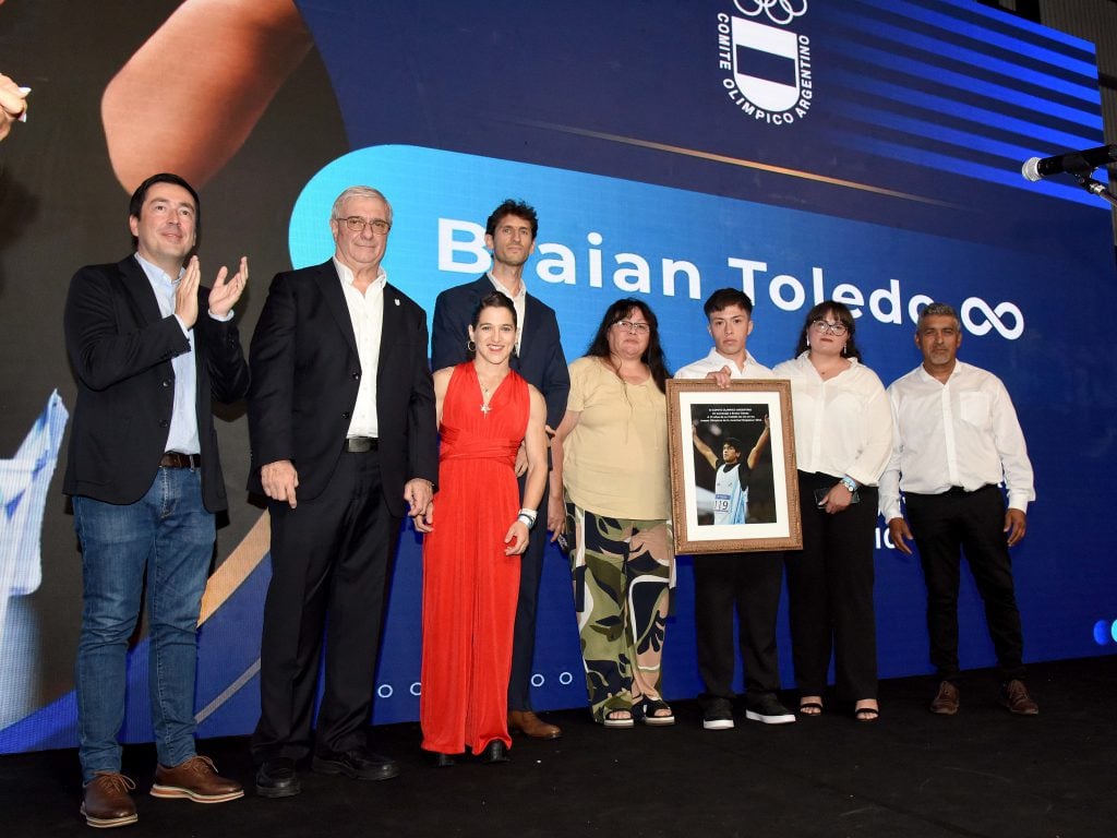 Foto: www.coarg.org.ar Uno de los momentos más conmovedores de la noche, con la familia de Braian Toledo en el escenario.