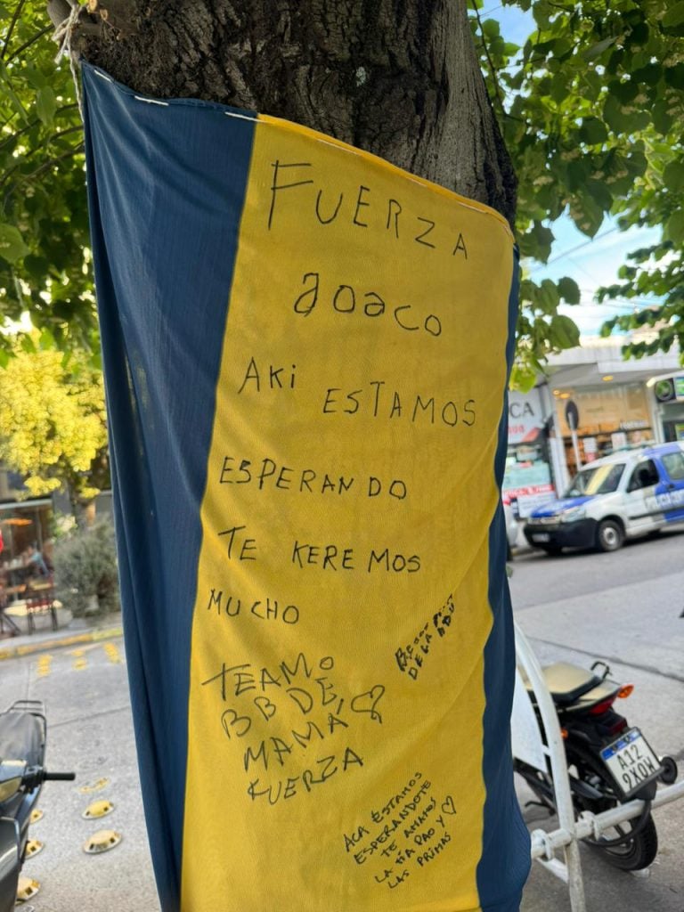 La bandera de Boca que colocaron los amigos y familiares de "Joaco" en la puerta del HPC.