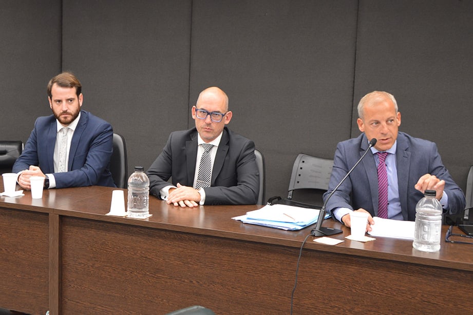 El fiscal subrogante Fioriti alega acompañado por parte del grupo de colaboradores del MPF. Foto: B. Cano/MPF. 