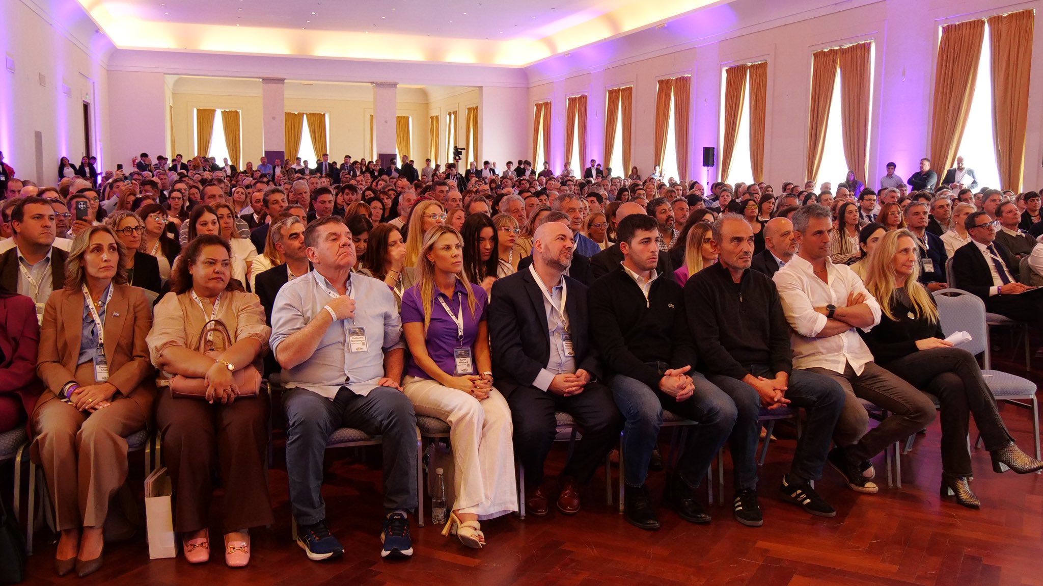 Montenegro asistió a la jornada libertaria en el Gran Hotel Provincial. Se ubicó en primera fila como Carrancio.