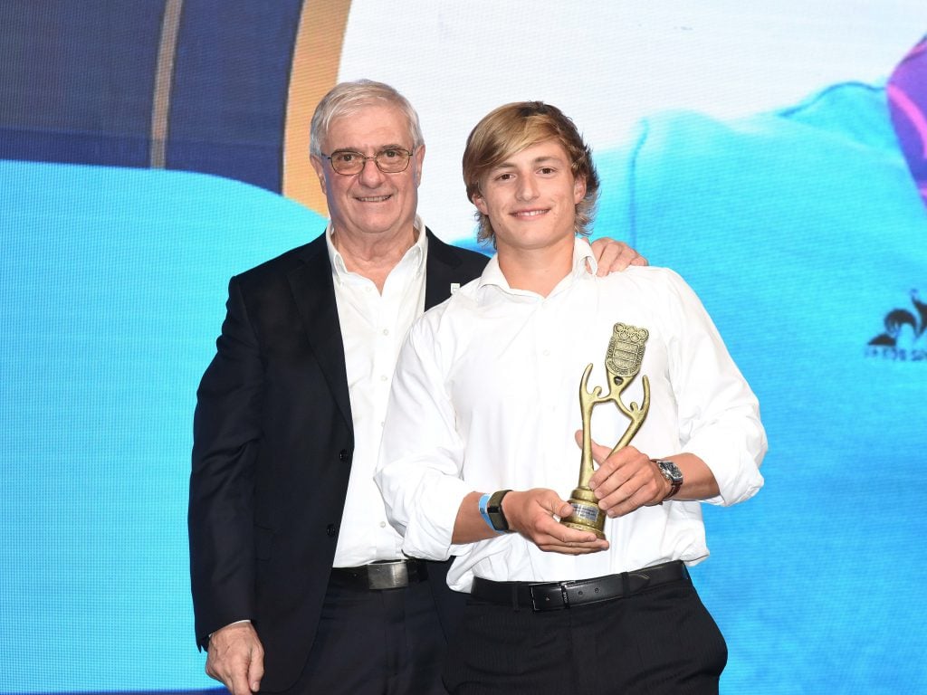 Foto: www.coarg.org.ar El presidente del COA, Mario Moccia, junto al deportista del año masculino, el rionegrino Vicente Vergauten.