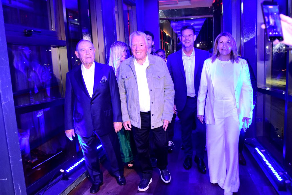 Luis Barrionuevo, el empresario Florencio Aldrey y el presidente de Lotería y Casinos, Gonzalo Atanasof, caminan por el nuevo puente.