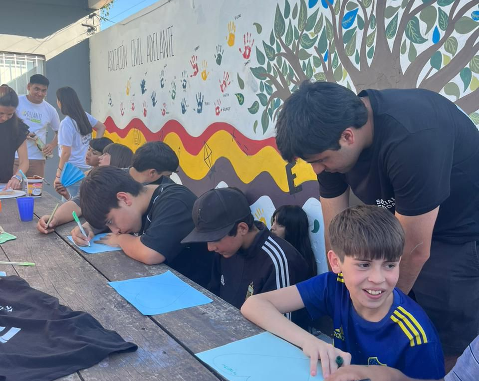 La actividad dirigida a los jóvenes estuvo enfocada en la prevención de adicciones.