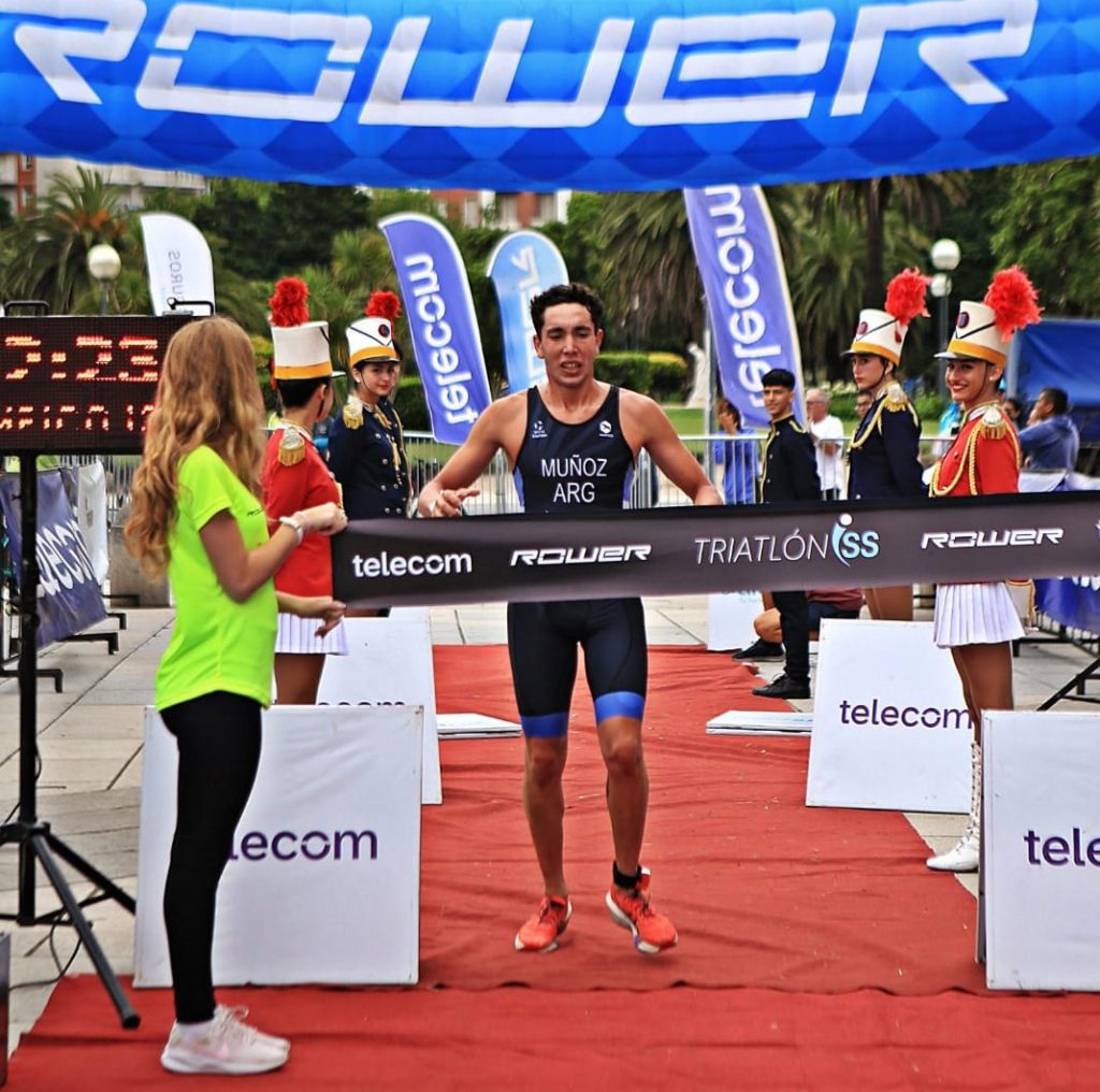 Foto: @myffotografia Preciso instante en que Tiago Muñoz cruza la meta.