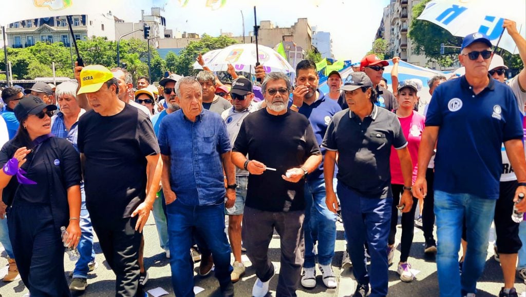 César Trujillo encabezó la marcha junto a Gerardo Martínez. Se movilizaron desde la sede de la Uocra, ubicada en avenida Belgrano y Combate de los Pozos, hasta Plaza de Mayo.