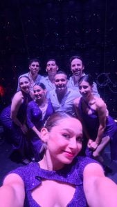 Parte de la compañía, en el detrás de escena de la presentación en "Buenas noches familia".