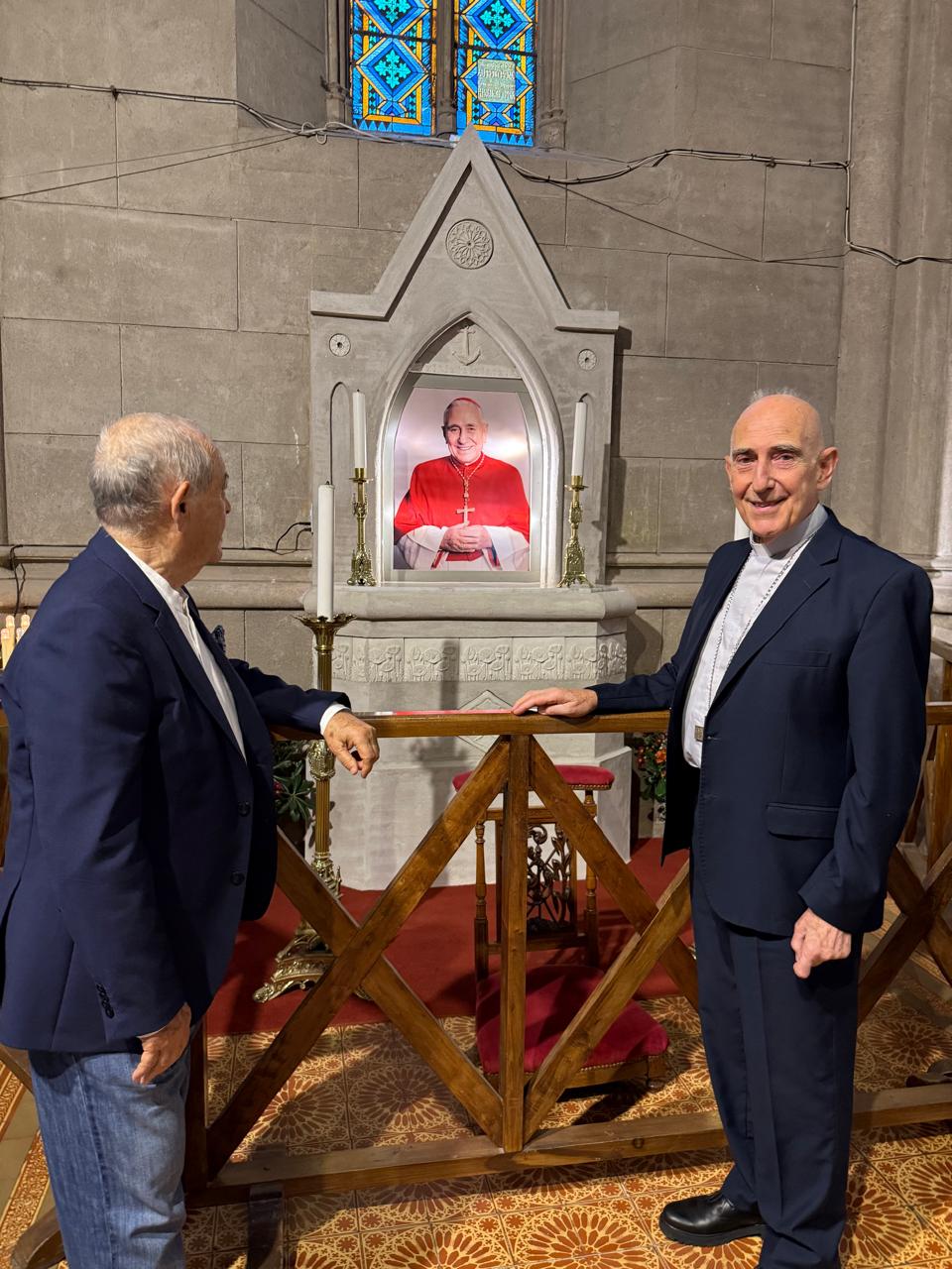 Florencio Aldrey y Carlos Malfa, en el nuevo altar de Pironio.