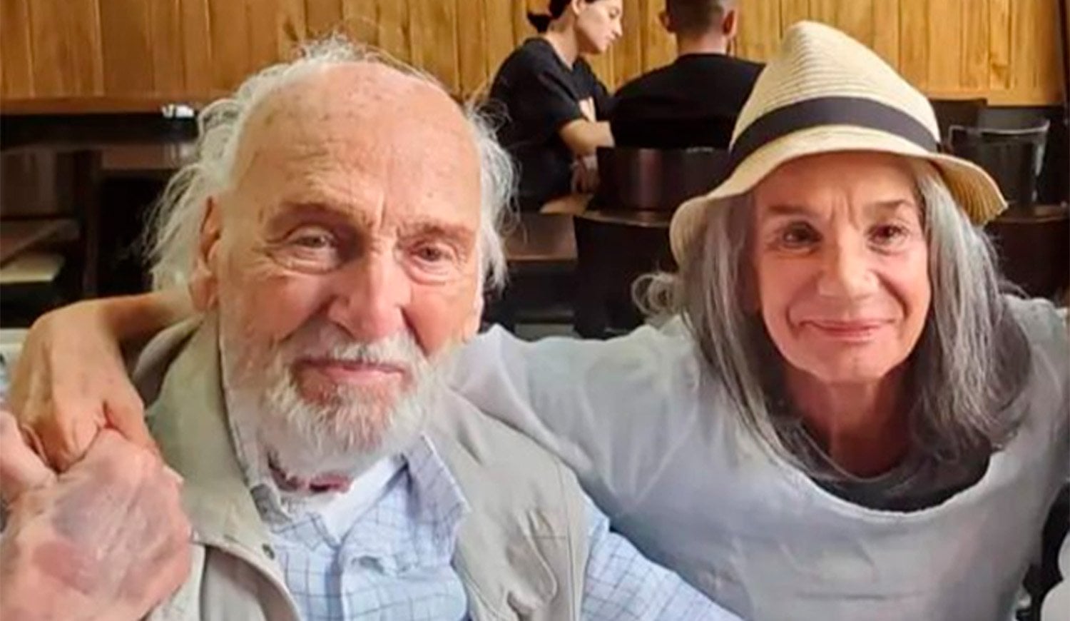 Con Piccio, cincuenta años después de filmar "La tregua", en 2024.