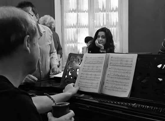 Horacio Soria, director musical, junto a María José Dulin, soprano. 
