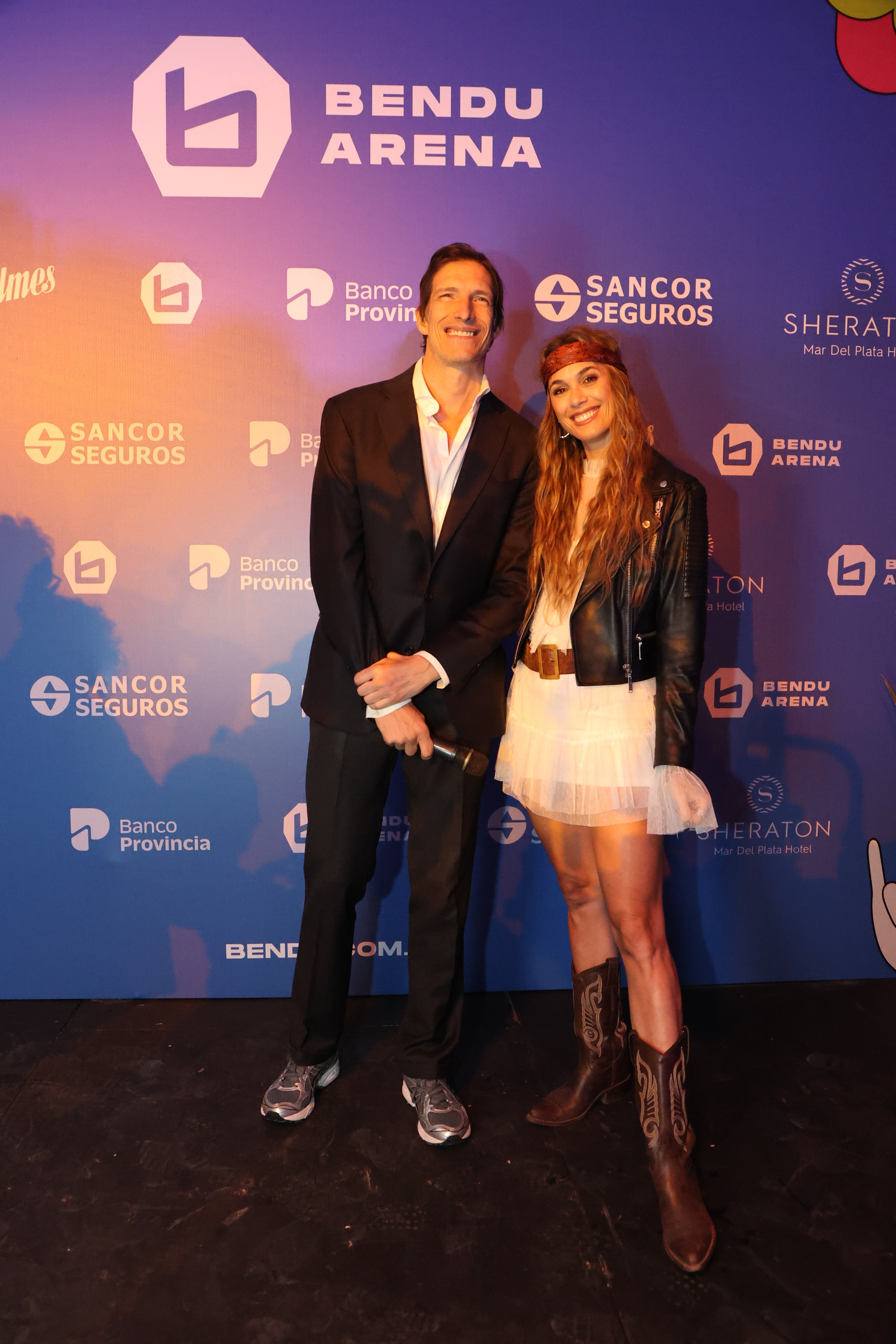 Iván de Pineda fue el conductor del evento y aprovechó de posar junto a Chechu Bonelli.