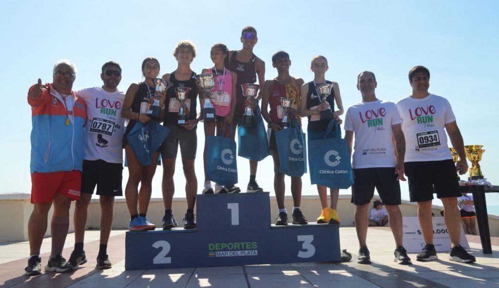 Los tres primeros hombres y mujeres durante la entrega de premios de los 5K competitivos.