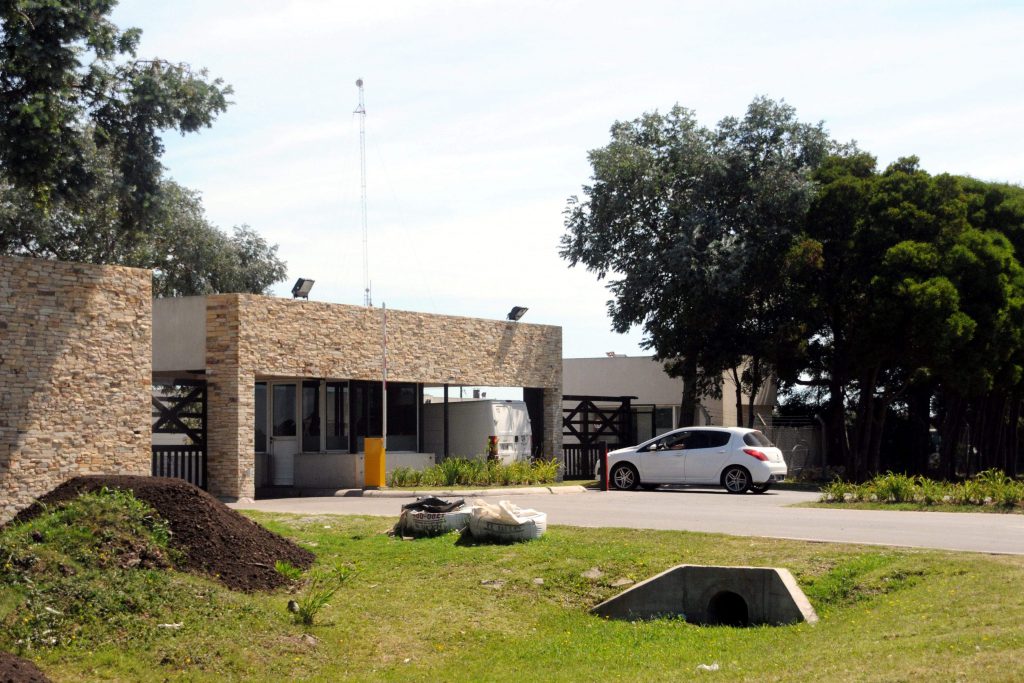 Los ingresos a las urbanizaciones cerradas cuentan con controles exhaustivos: la seguridad es uno de los motivos principales por los que sus habitantes eligen mudarse allí.