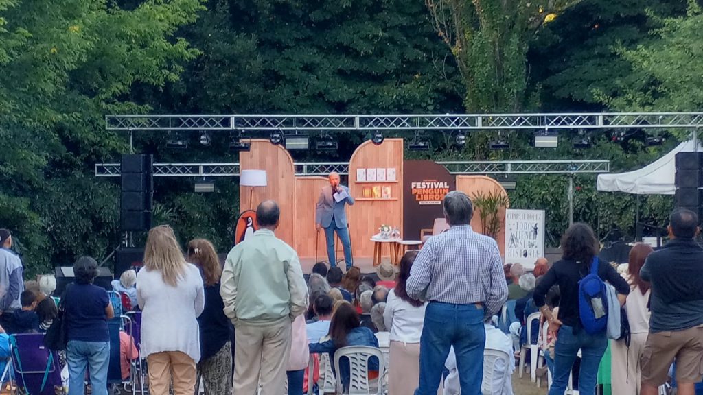 Charlie López, en un momento de su presentación dentro del Festival Penguin Libros, que culminará este miércoles a las 19 con Gabriela Exilart. 