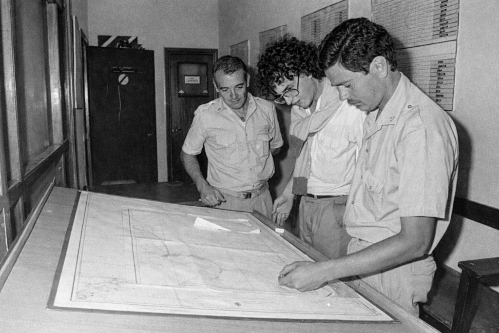 El periodista Marcelo Pasetti junto a integrantes de Prefectura Naval el día del siniestro.
