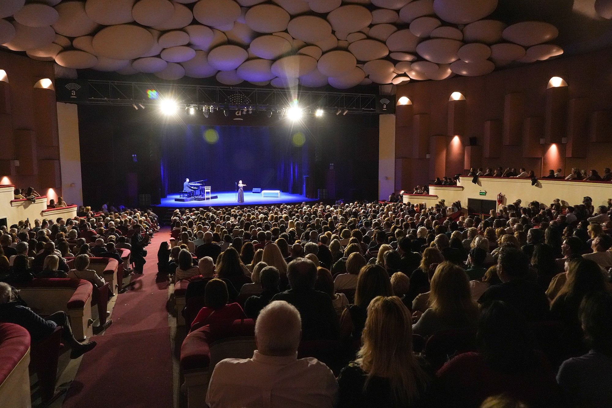 El público disfrutó de canciones como "No llores por mi Argentina", "Je ne regrette rien", "La vie en rose" y "Balada para un loco", entre otras joyas.
