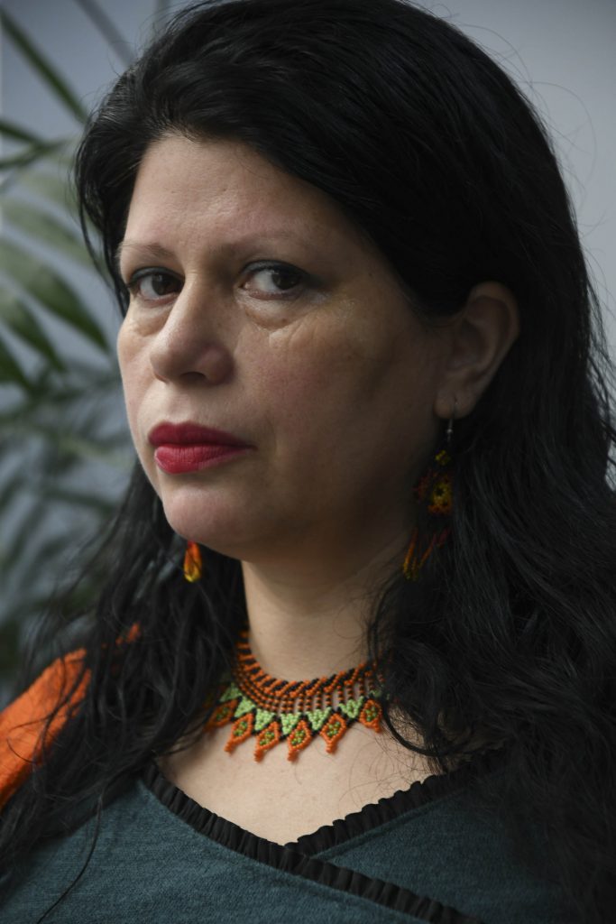 el cruce entre madre y docente es muy importante. Se ve muchísimo en lo que escribo la presencia de las aulas. Yo soy hija y madre de la escuela pública”