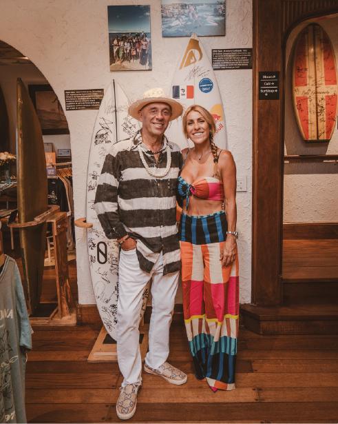 Fernando Aguerre junto a Vicky Salas, quien dirigió la restauración del chalet patrimonial donde funciona el Museo de Surf.
