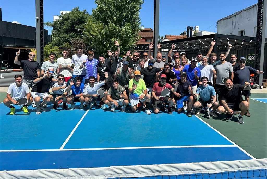 Una parte de los jugadores participantes posan en el complejo Nuevo Campo.