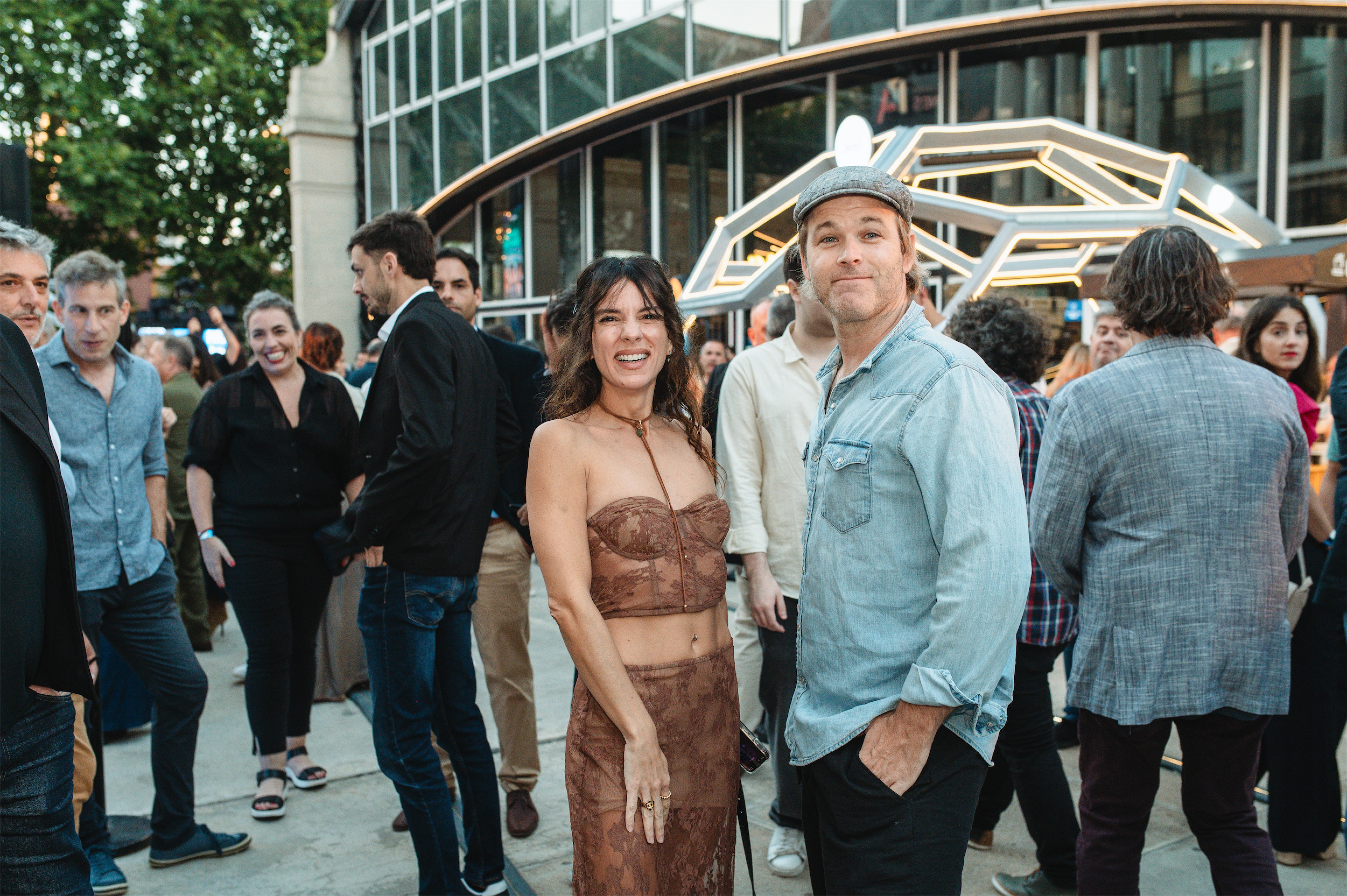 Gimena Accardi y Benjamín Amadeo en la apertura de “Stellantis Summer Plan”.