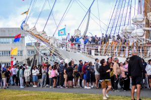 Cerca de 5.000  personas recorrieron el domingo la Fragata Libertad. Foto: Marcela Golfredi/ LA CAPITAL.