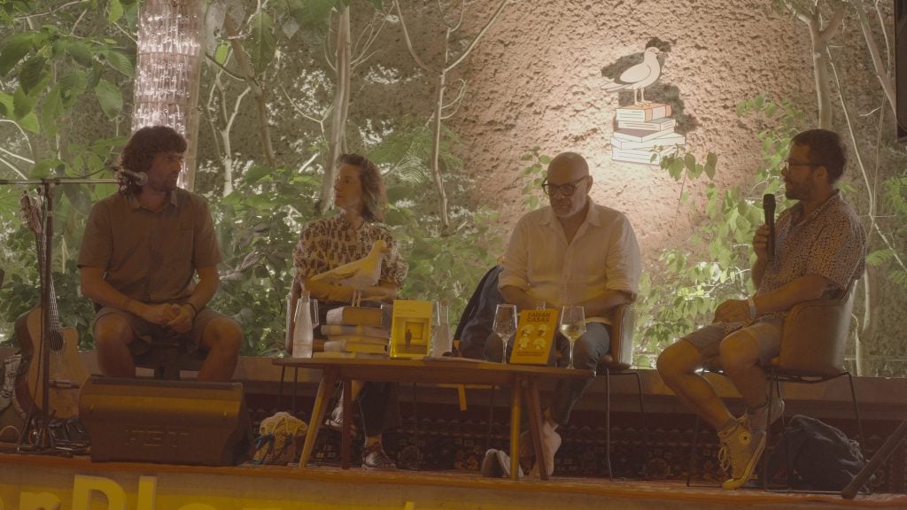 Adriana Riva y Fabián Casas hablaron sobre “Musas de libros y canciones” con Iván Chausovsky, acompañados por el músico Joaquín del Mundo