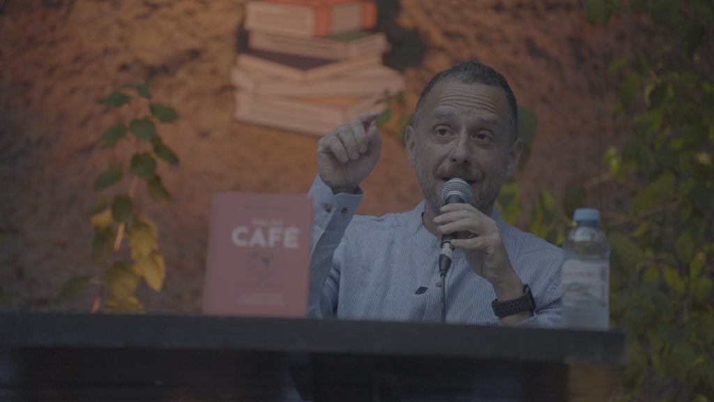 Nicolás Artusi, periodista y sommelier de café, dio la charla inaugural de MarPlaneta, además de ocupar el rol de anfitrión durante el festival. 