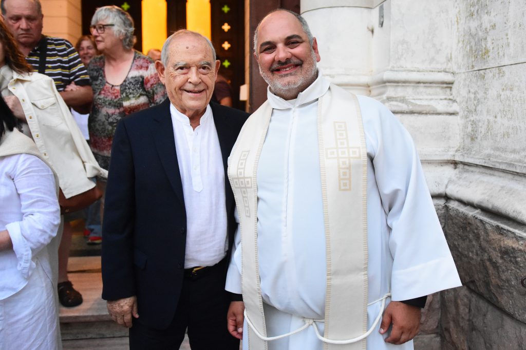 El empresario Florencio Aldrey junto a Raúl "Pocho" Escudé, párroco de la comunidad San Pablo y San Juan Bosco.