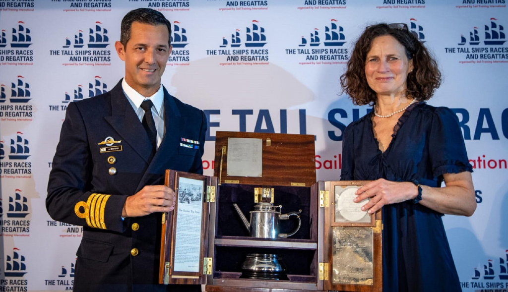 La copa fue recibida por el Capitán de Navío Ariel Gestoso, quien se desempeñó como comandante del Buque Escuela de la Armada durante el 53° Viaje de Instrucción.