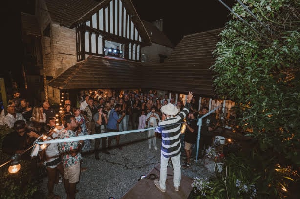 El padre del surf olímpico agradeció la presencia de casi 200 invitados en la fiesta.
