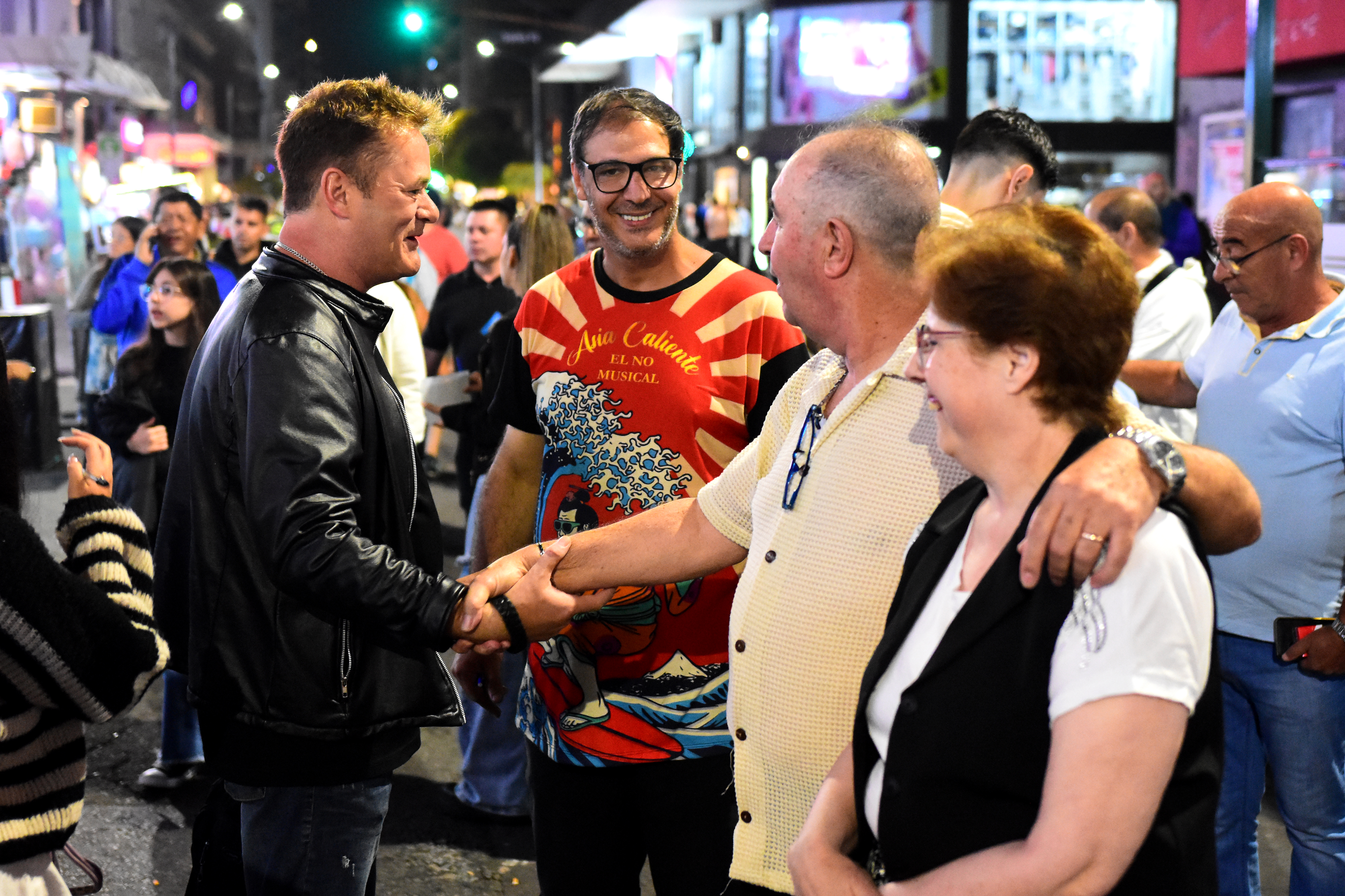 Roberto Peña, uno de los actores que sale al encuentro con el público.