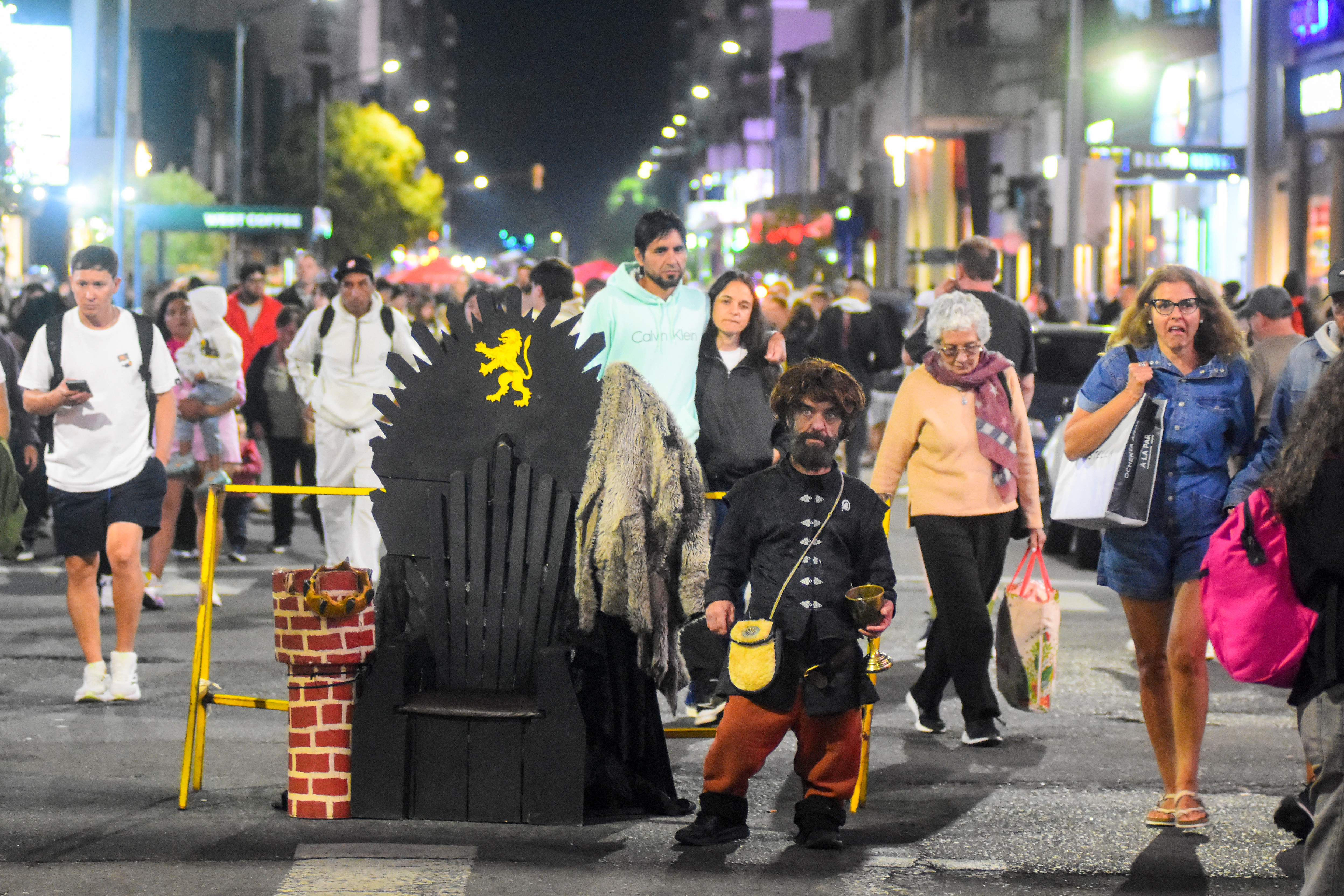 Marcelo promociona un show ambientado como la serie "Game of Thrones".