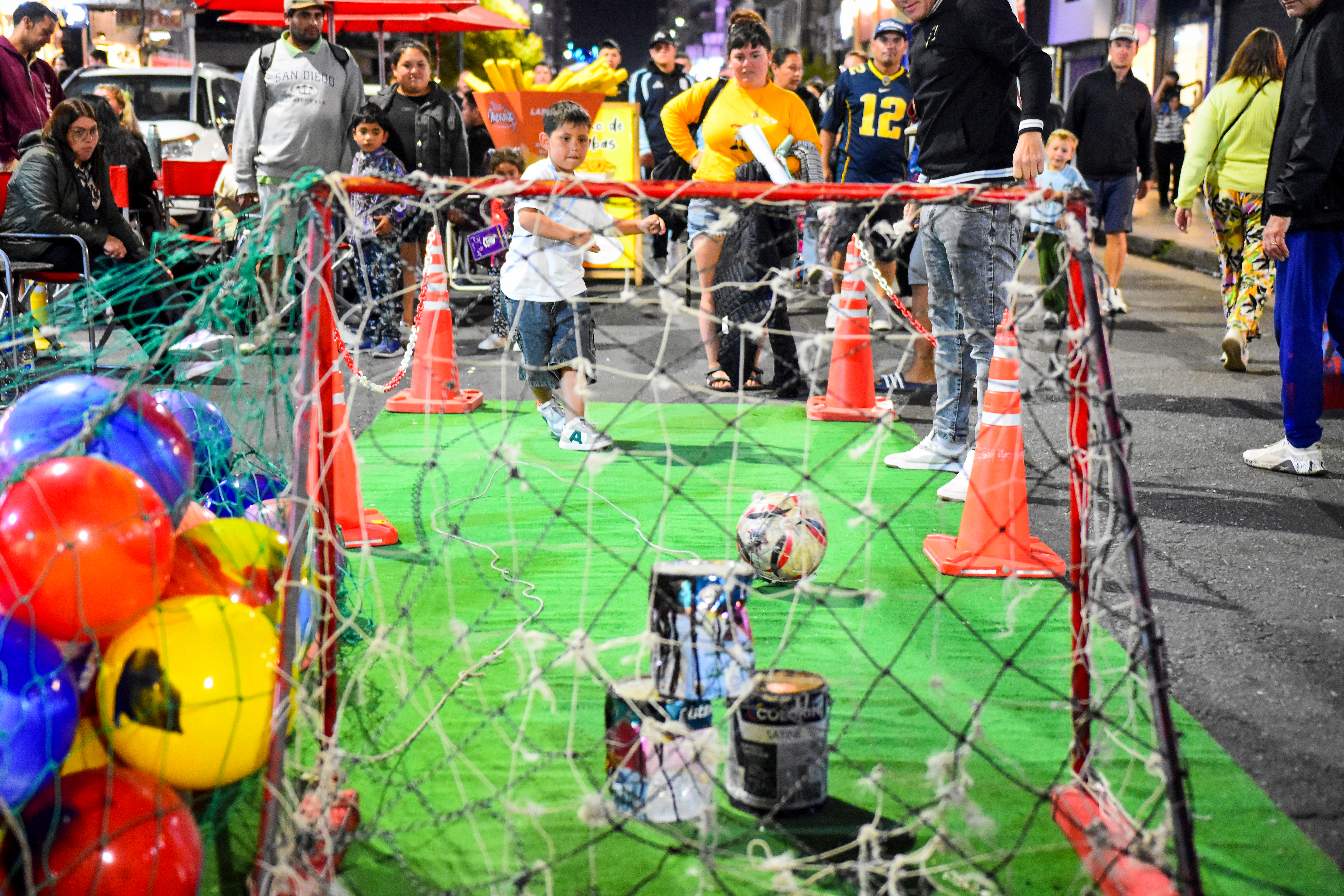 "Si volteás los tres tarros, te llevás una pelota", es uno de los desafíos para los más chicos.