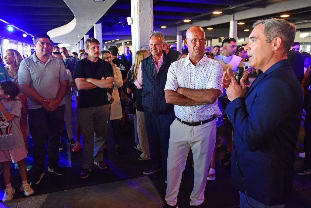 El intendente Agustín Neme junto al socio de "Sport Club Hermitage", Mariano Patrone, y el secretario de Turismo y Ambiente de la Nación, Daniel Scioli.