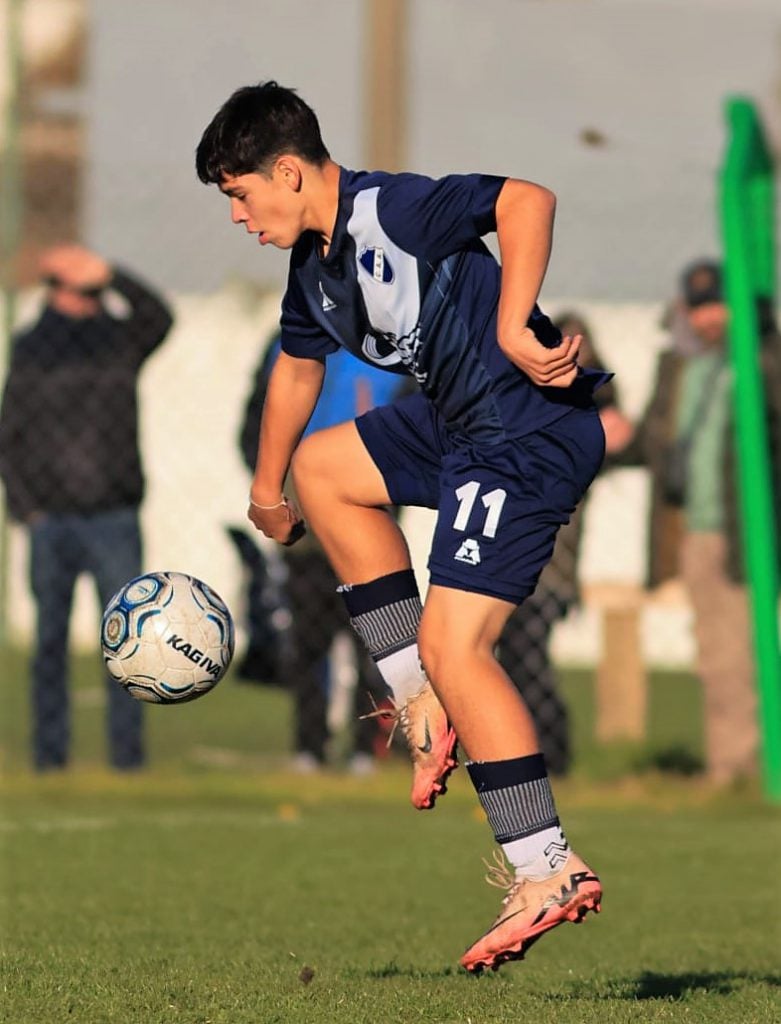 El habilidoso extremo en acción con la camiseta de Alvarado.