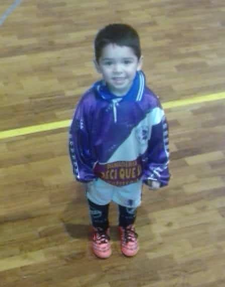 Thiago P&eacute;rez y una de sus primeras fotos en la escuelita de f&uacute;tbol de sal&oacute;n de Alvarado, casi 10 a&ntilde;os atr&aacute;s.