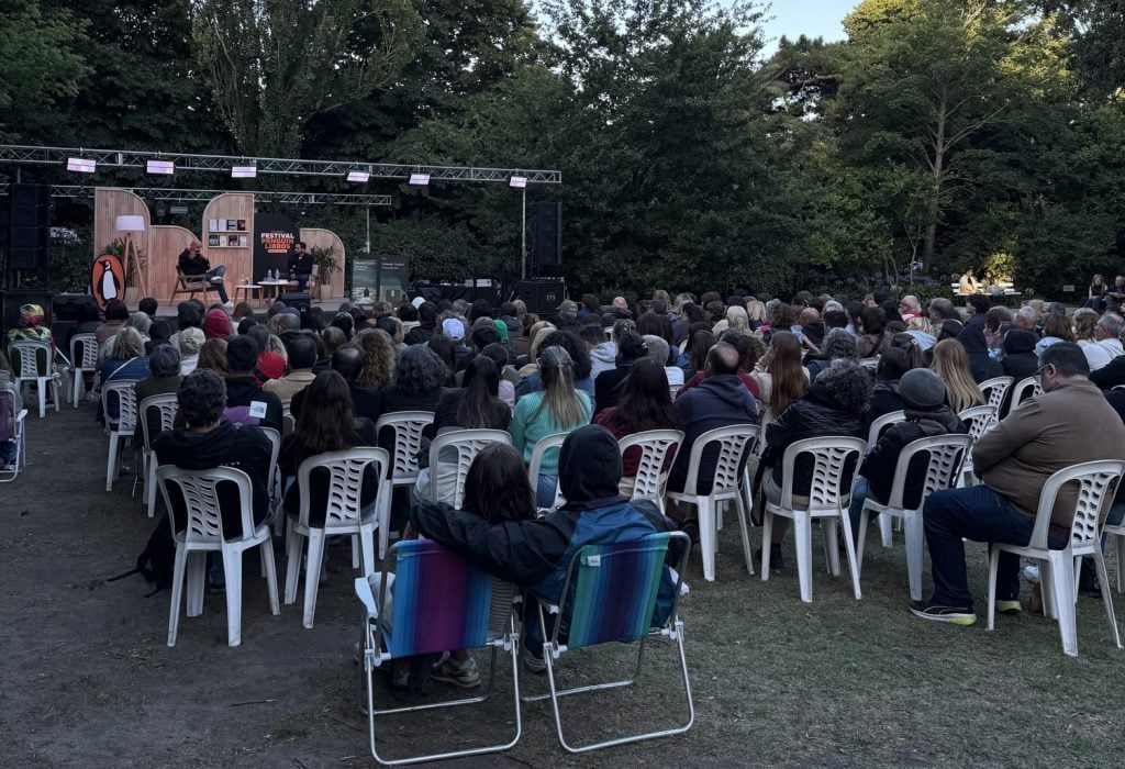 en un momento de la presentación al aire libre, en los jardines de Villa Victoria.